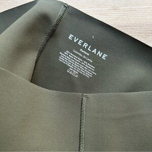 EUC Everlane The Perform Sculpt Legging in Dark
Forest Size L